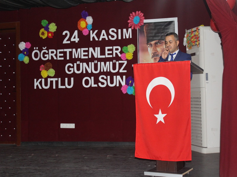 İlçemizde 24 Kasım Öğretmenler Günü Dolayısıyla İlçemizde Program Düzenlendi.